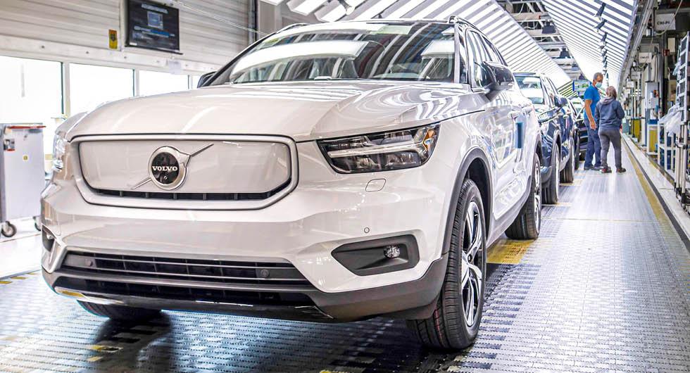 Volvo har börjat bygga elversionen av XC40. Snart kan den få ett mindre syskon.