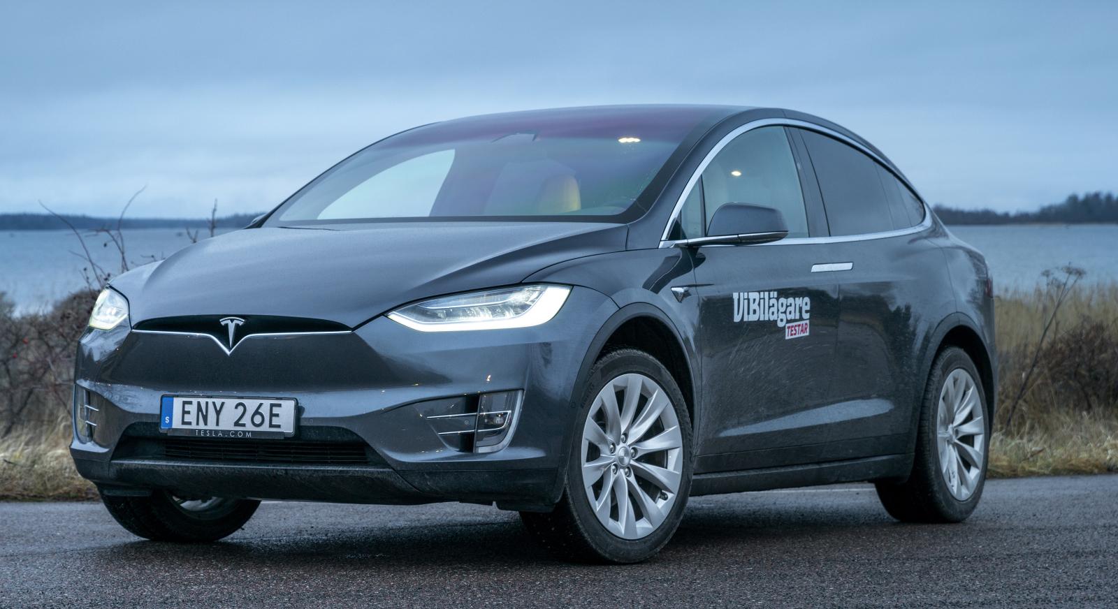 Teslas modeller har generellt sett låg förbrukning i förhållande till storleken och prestandan. Kombinerat med stora batteripaket ger det lång räckvidd.