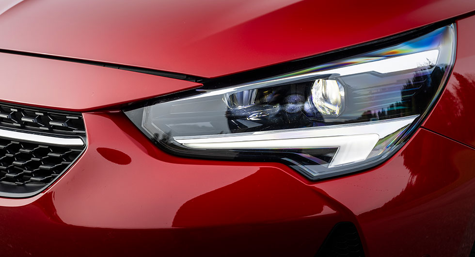 Corsa har LED-strålkastare med adaptiv ljusbild.