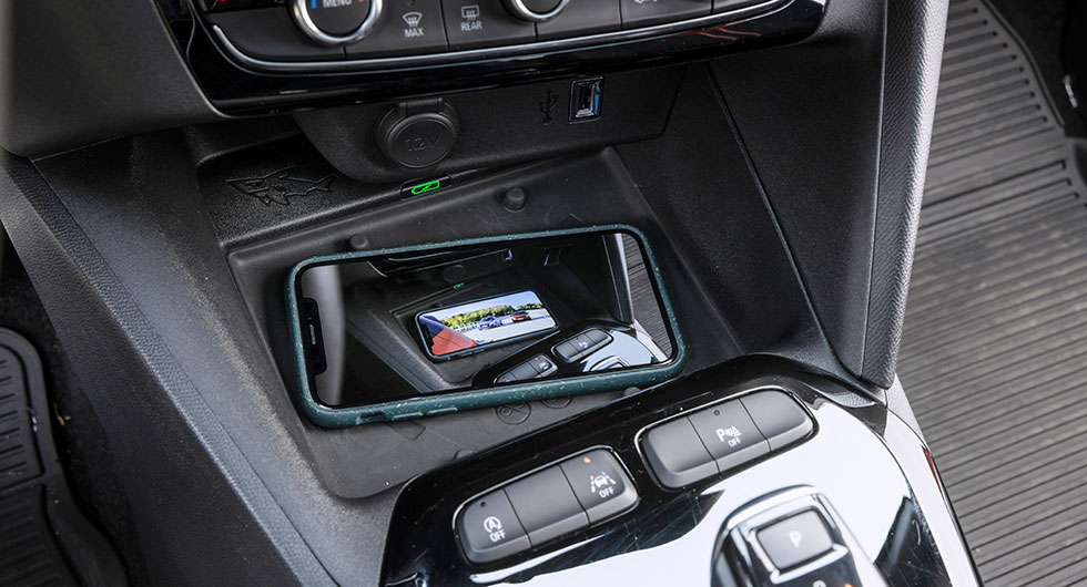 Trådlös laddning av mobiltelefon är praktiskt och bekvämt. Opel har framtidssäkrat Corsa med en laddplatta som duger även när telefonen närmar sig A4-storlek.