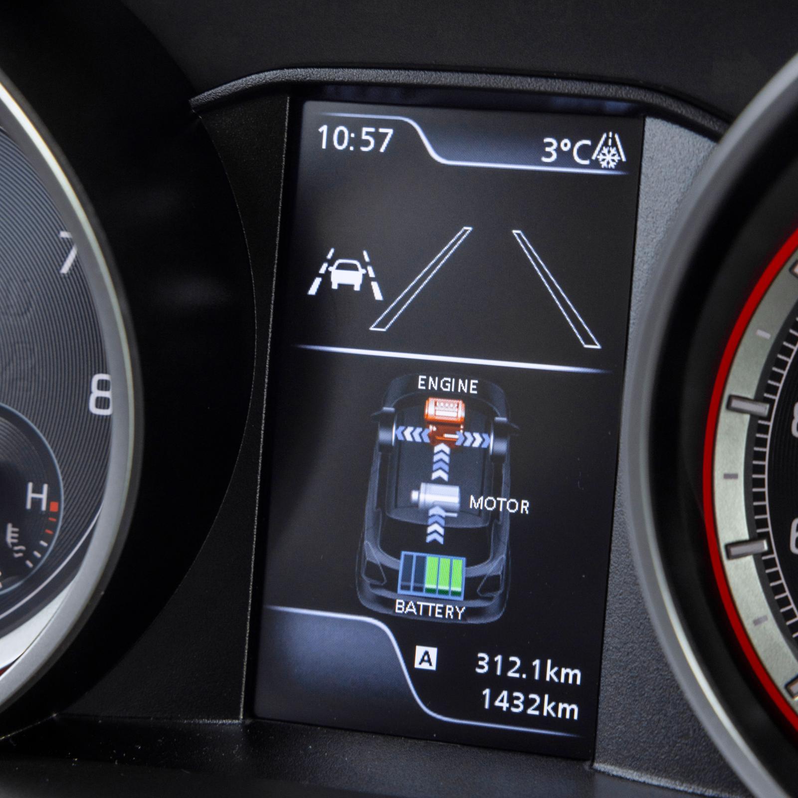 Förbränningsmotor, elmotor och batteri. Kan det bli tydligare? Här assisterar elmotorn förbränningsmotorn.