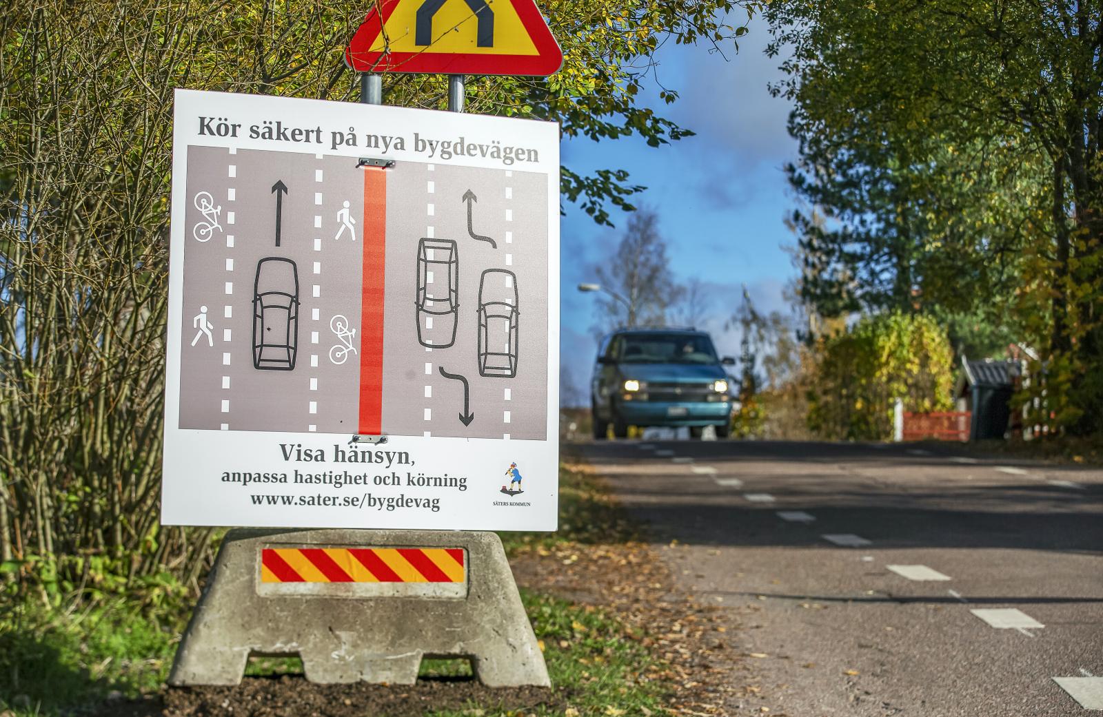 Speciell skylt på Morbyvägen i Gustafs. Säters kommun vill förtydliga hur man ska köra på den nya bygdevägen. Glasklart?