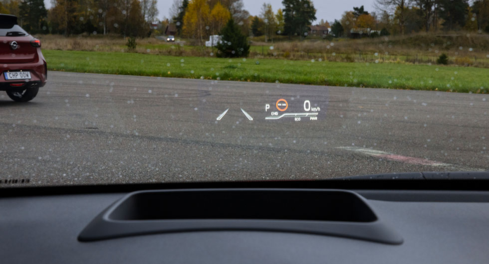 Yaris har riktig vindrutedisplay. som utöver hastighet visar förbrukningsinformation och förarstödsystem, vilket telefonnummer som ringer samt navigationsanvisningar.