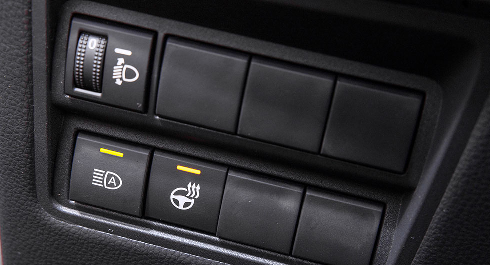 Automatiskt helljus och rattvärme i Yaris. Höjdreglering av LED-strålkastaren får föraren göra.