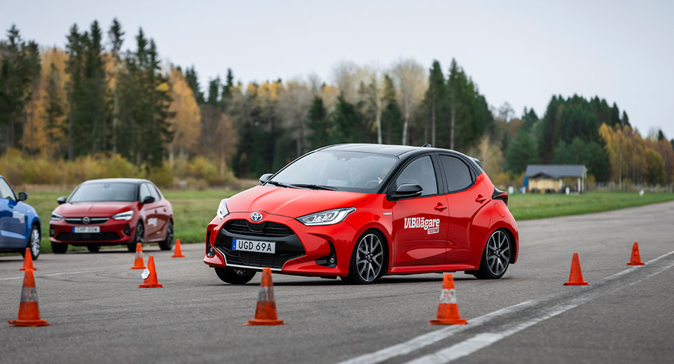 Yaris har bekymmer. Bakvagnen fortsätter att bryta ut i sladd. ESP-ingreppet är tafatt. För att Yaris ska klara konbanan krävs max styrutslag. Så får inte en familjebil bete sig.