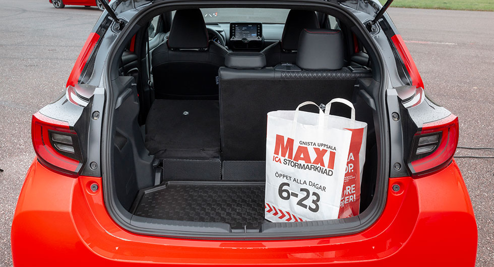 Yaris och Jazz fäster hatthyllorna/insynsskydden i metallkrokar. En obetydlig detalj men risken för att de skulle gå av eller skadas vid överambitiös packning är minimal. Swift och Corsa har fästen i plast. Stötfångaren är bred och repkänslig, ett slitskydd av plast eller metall kostar ca 1 700 kronor.