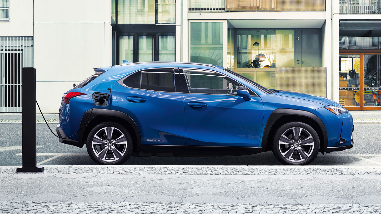 Lexus UX 300e.