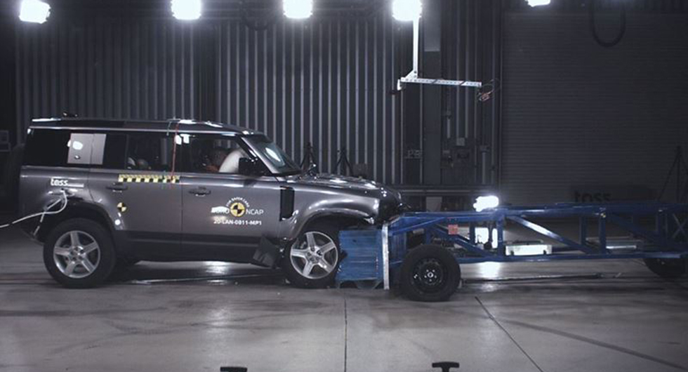 Land Rover Defender gör stor skada på mindre fordon den krockar med.