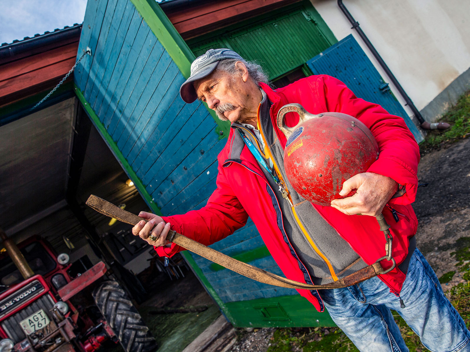 Fast uppe i linbanan? Klaus-Jürgen Schmidt förevisar räddningsbojen: haka fast öglan, trä på dig selen och hoppa!