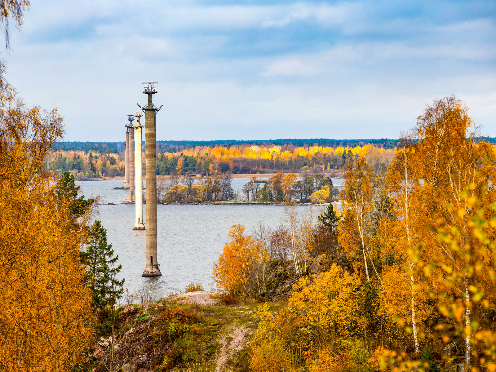 48 meter över sjön – med invändig trappa. Spåren efter linbanan är högst tydliga ute i Hjälmaren.