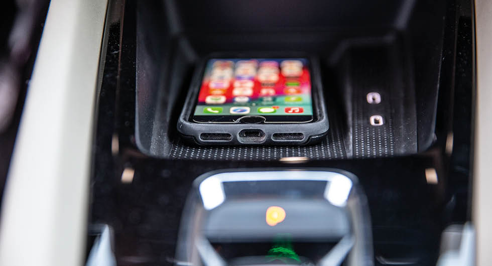 Octavia iV finns med trådlöst Apple Carplay och induktiv mobilladdning.