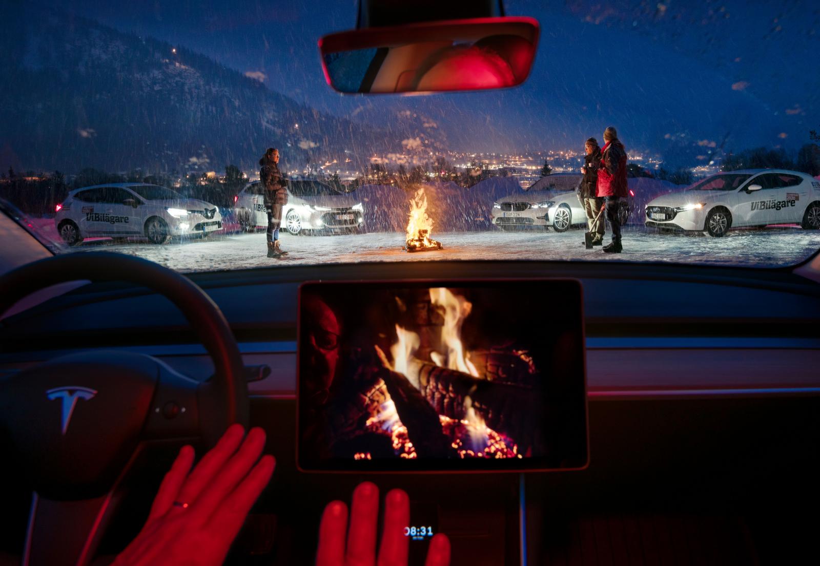 Att sitta och vänta i bilen är mysigast i Tesla som kan bjuda på sprakande brasljud och maximal kupévärme. Det finns även inbyggt Netflix.