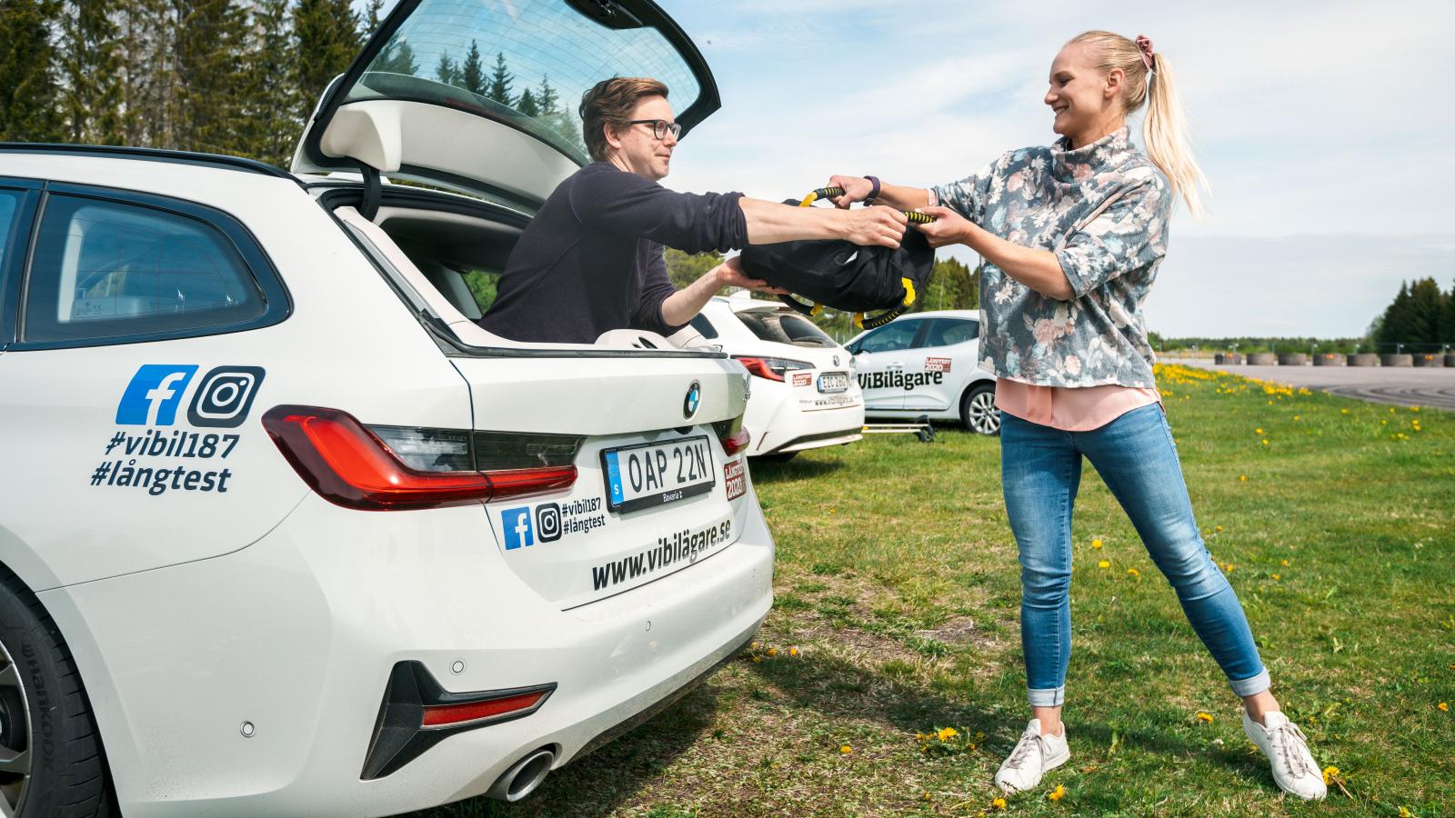 BMW:s öppningsbara bakruta gör livet lättare när matsäcken ska fram ur en fullastad bil.