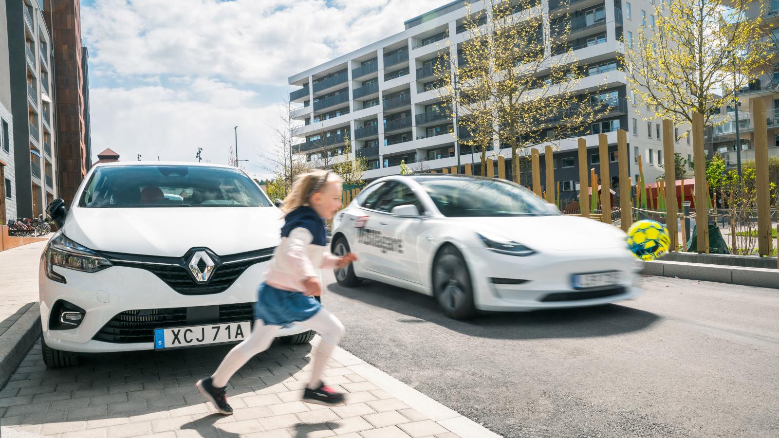 Tesla och Renault har svårt att nödbromsa för utspringade barn.