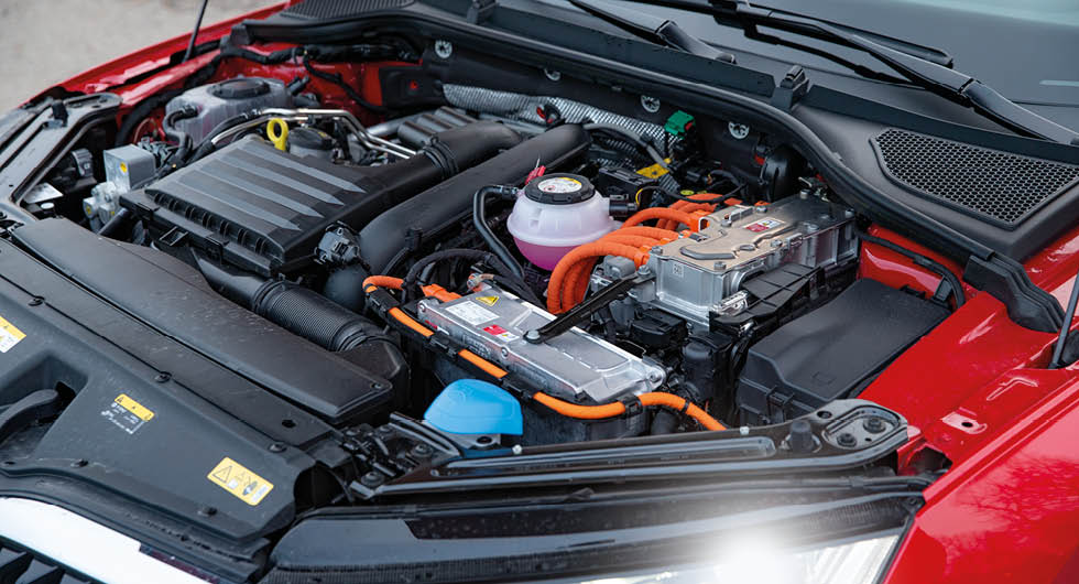 Bensinaren ger 150 och elmotorn 115 hk. Max systemeffekt är 204 hk.