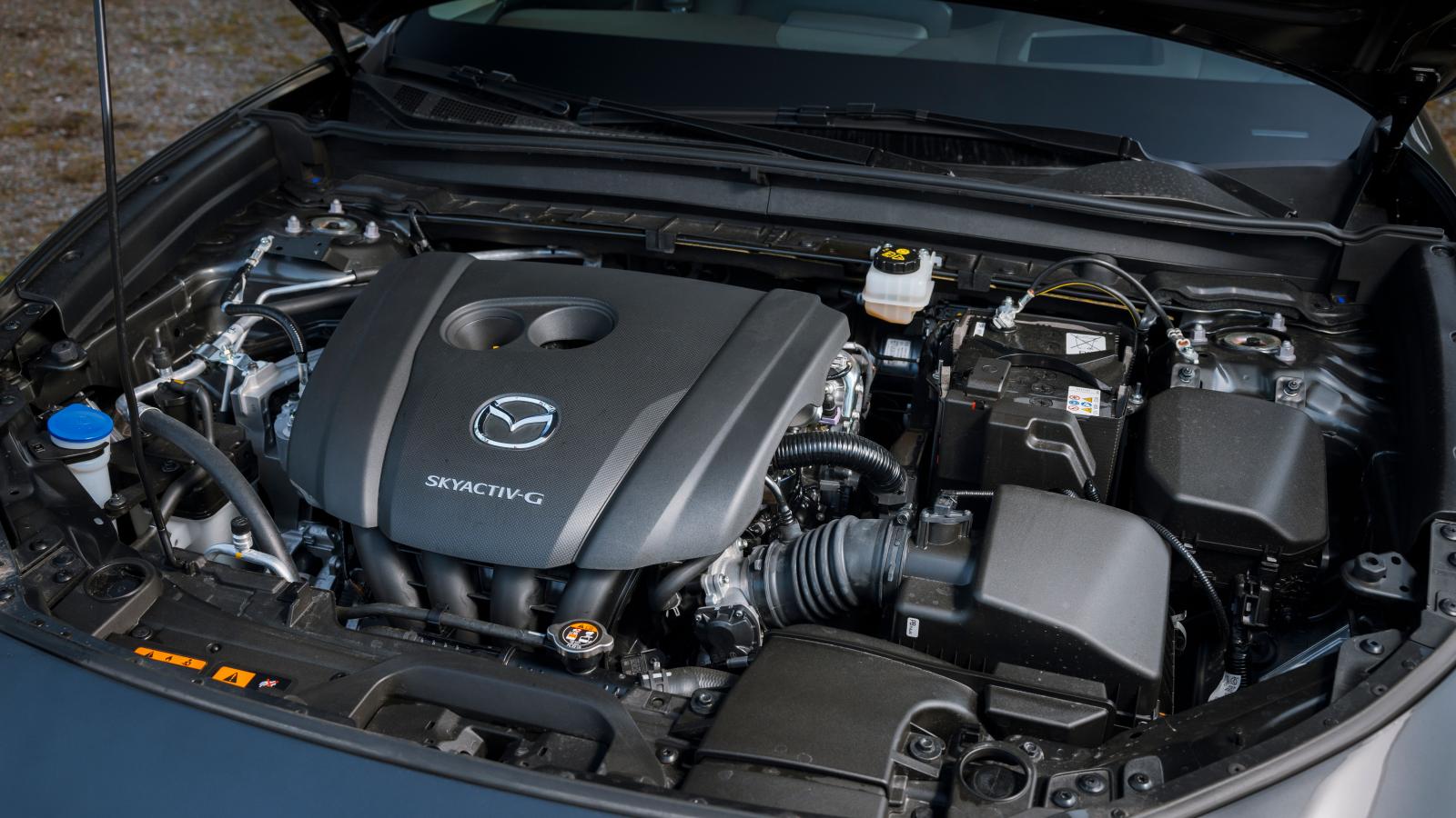 Skyactiv-G kallar Mazda sin mildhybridversion av tvålitersfyran. Den ger 150 hk och har cylinderavstängning. Det krävs varv för att sätta fart på bilen och motorgången är inte alldeles ryckfri i skiftena mellan två- och fyrcylindrig körning.