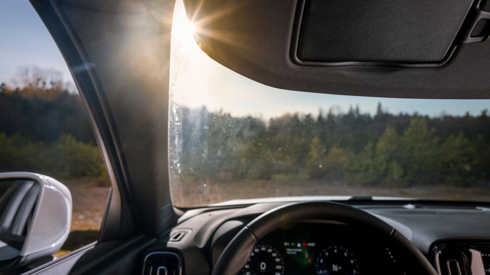 Volvos vinkling av solskyddet är ett onödigt irritationsmoment – solen tycks alltid vara där skyddet inte täcker.