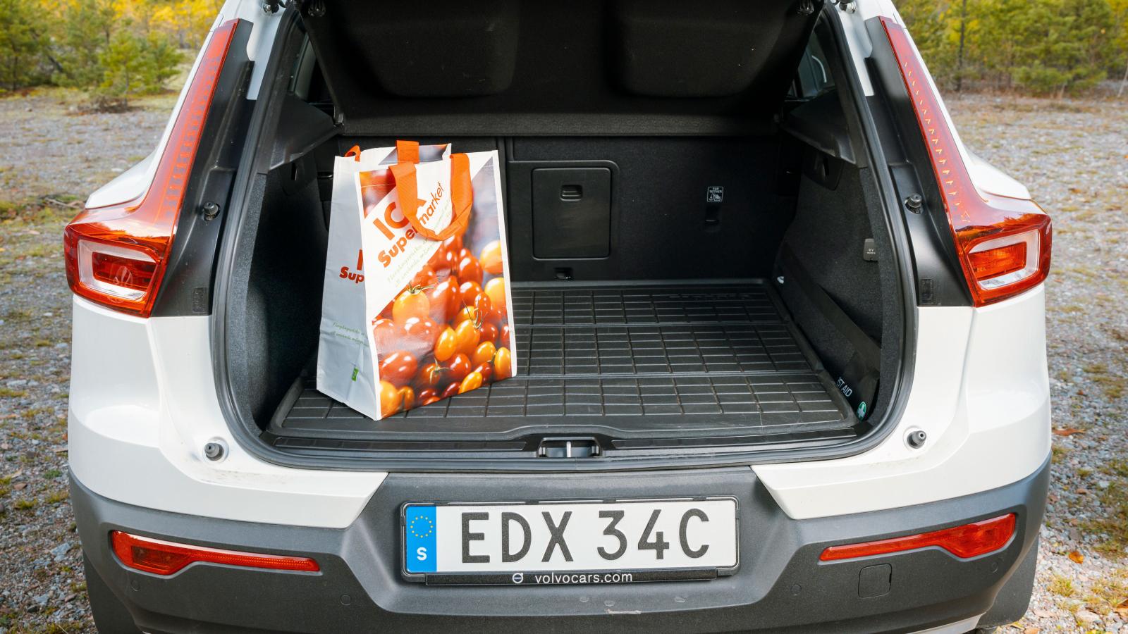 Inte lika rymligt som i Skoda men bra detaljer och förvaringsutrymme under golvet ger plus.