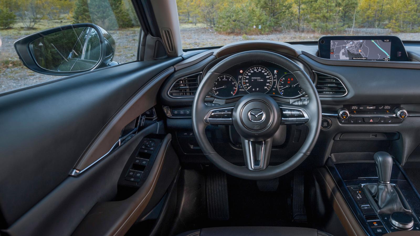 Mazda: Närmast identisk miljö med den i Mazda 3. Ingen känsla av högbygge, panelen är låg, känslan tight och finishen utmärkt. Bra förvaringsfack.
