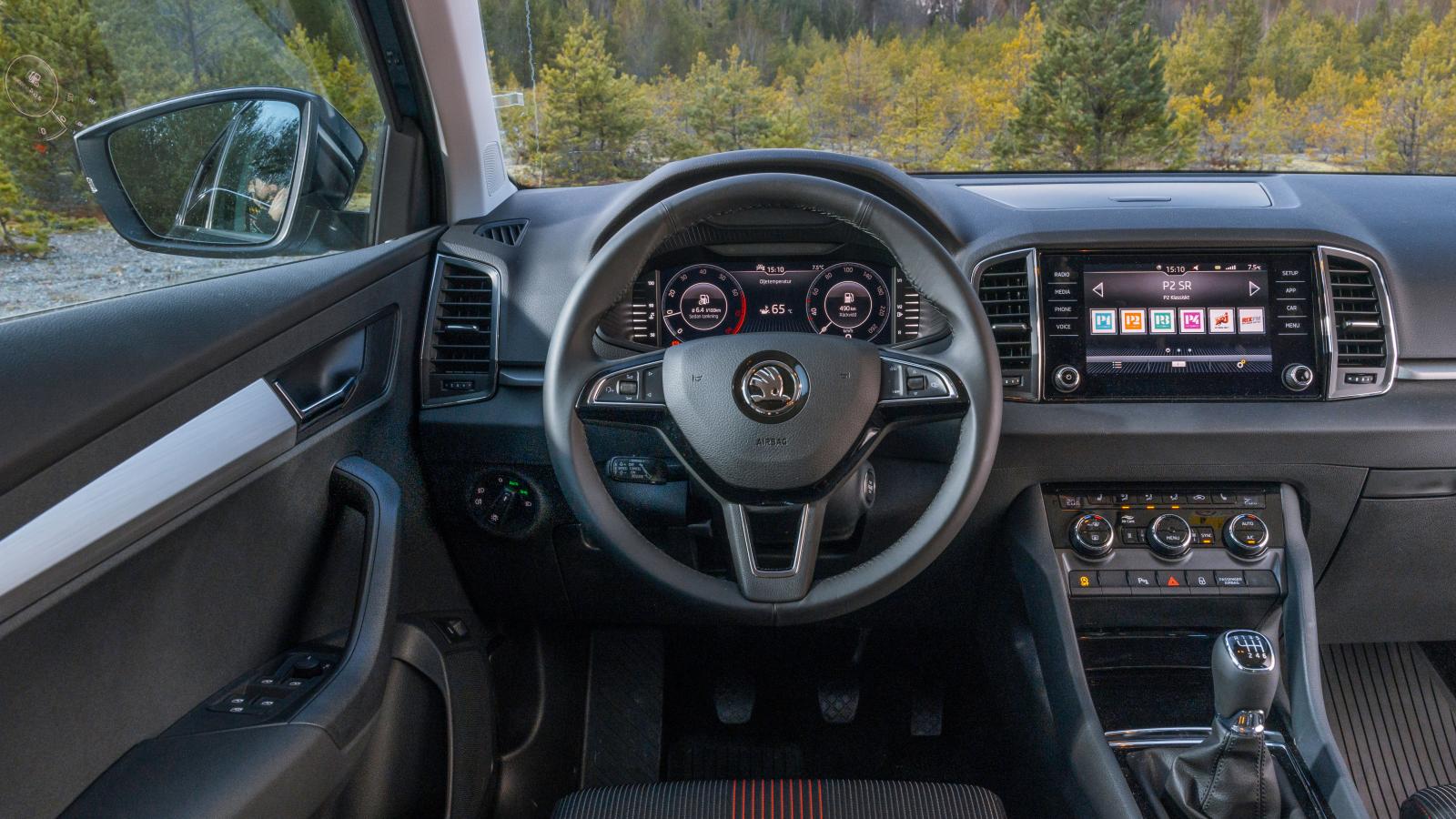Skoda: Enkelt och redigt överlag, något udda körställning som man snabbt vänjer sig vid. Bra reglage, bra inställningsmöjligheter av ratten, bra sikt.