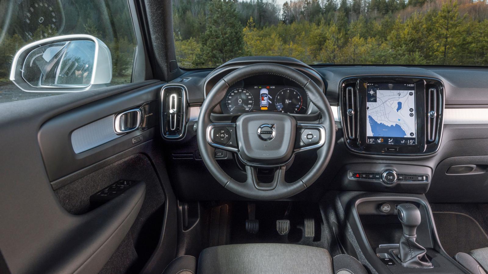 Volvo: Få knappar på instrumentpanelen, det mesta styrs från skärmen eller med knapparna i ratten. Pekjusteringen av värme och elstolar är omständlig.