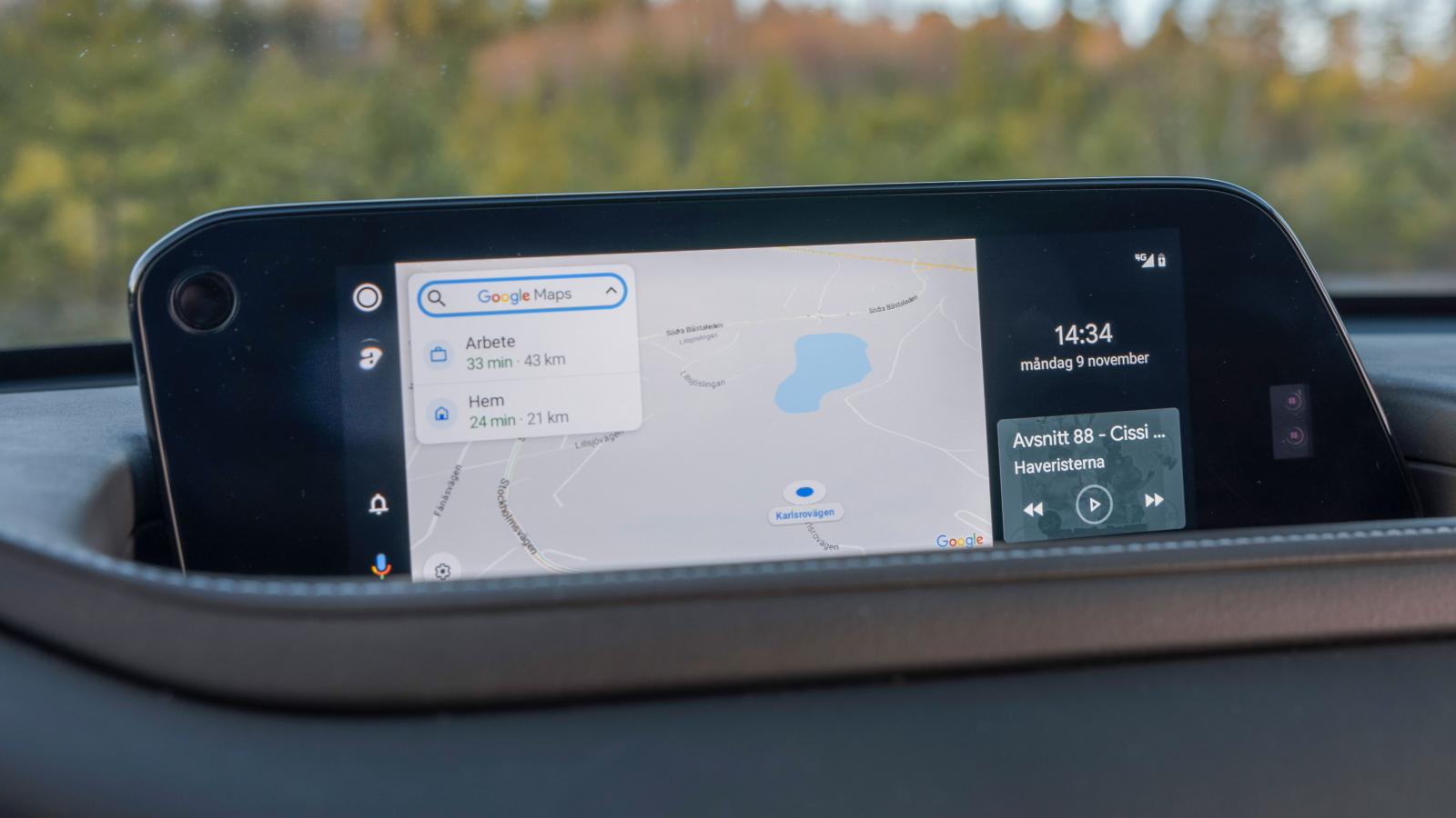 Mazdas mediesystem är det samma i åtskilliga modeller och är enkelt att använda med vred/knappar mellan stolarna. Där finns också reglaget för ljudvolym.