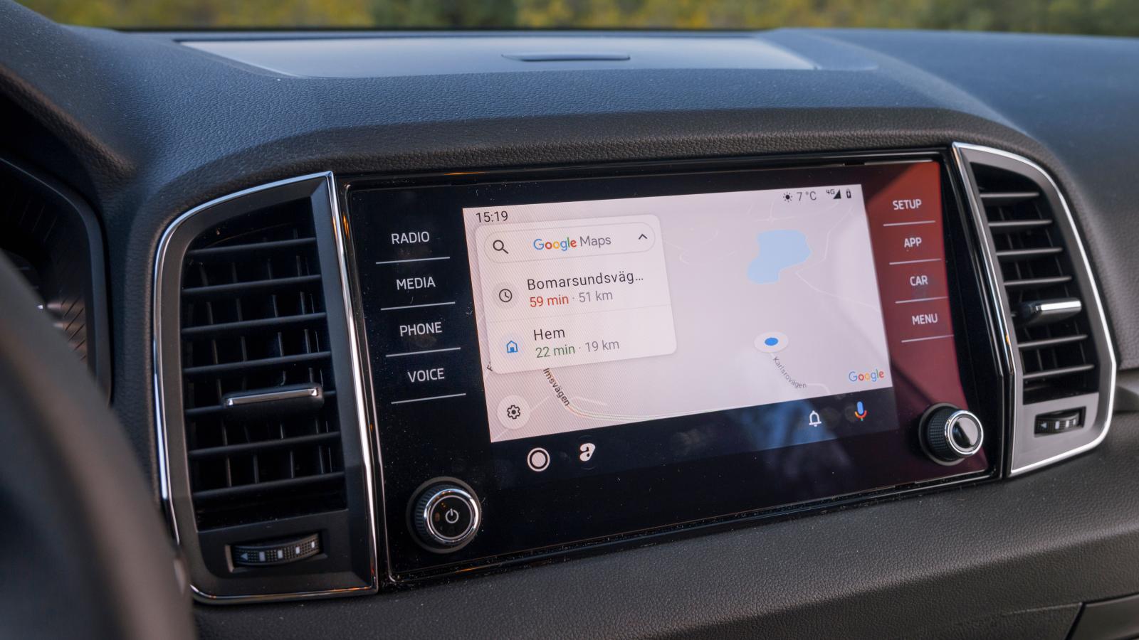 Skoda har överlag ett modernare och mer omfångsrikt system än testkonkurrenterna, dessutom med klarare grafik. Bra vred kombinerade med touchknappar.