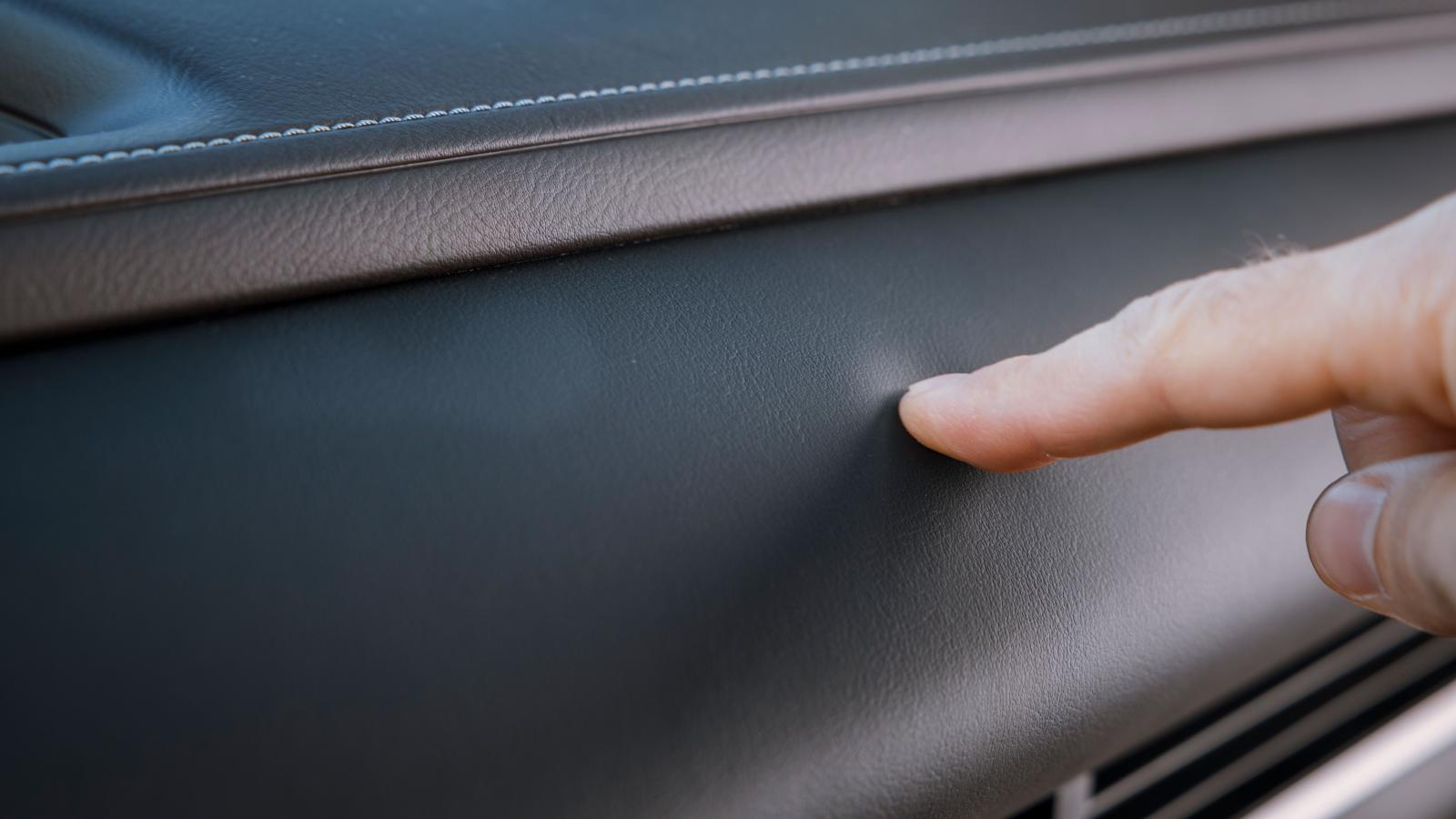 CX-30 erbjuder en rätt exklusiv känsla här och var i inredningen, exempelvis i den fingertoppsvänliga instrumentpanelen.