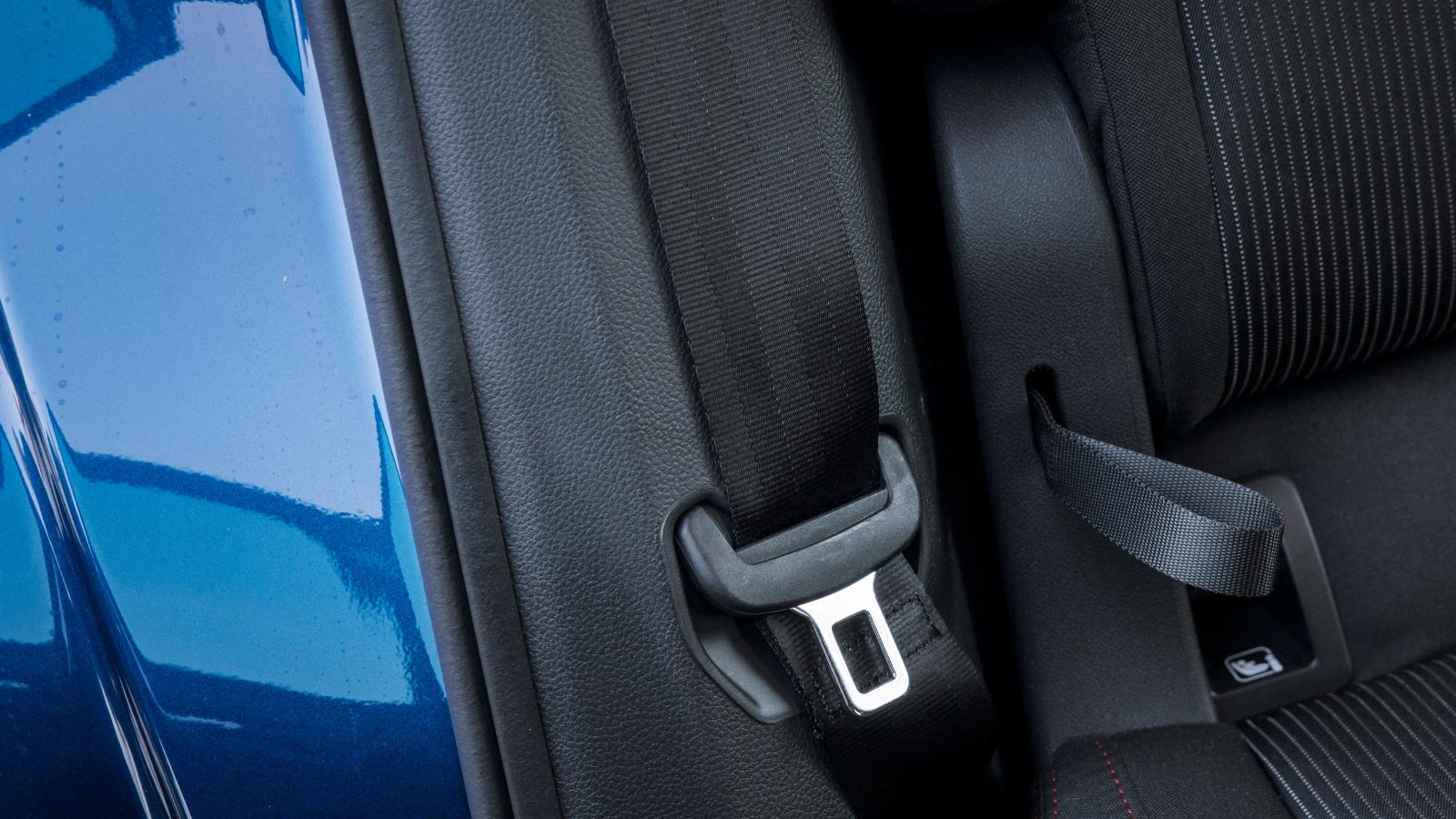 Fiffig lösning håller ordning på bältena bak i Skoda.