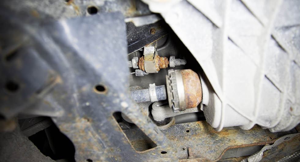 Rostig bränslepump till bilens originalmonterade dieselvärmare.