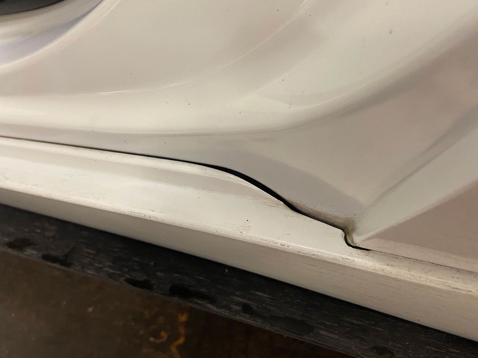 Stora glipor på Mazdas plasttrösklar.
