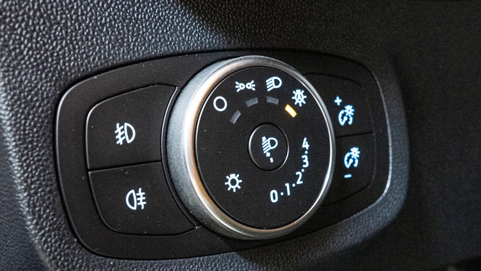 Vrid höger/vänster för halvljus av, på eller automatik. Automatik måste väljas för att få helljusautomatik. Tryck på knappen i mitten och reglaget för strålkastarhöjd (graderat 1–3) fjädrar ut. Reostat till höger.
