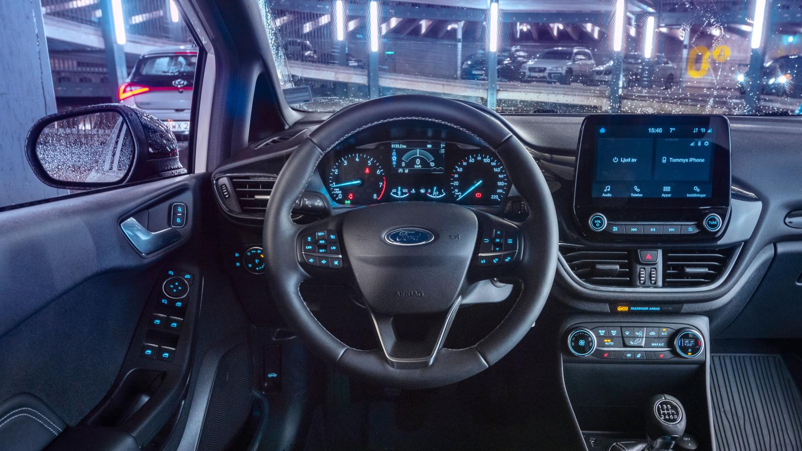 Ford Fiesta av 2021 års modell har många ljuspunkter. Belyst sidospegelreglage (i dörrhandtaget) tillhör inte vanligheterna i småbilsklassen.