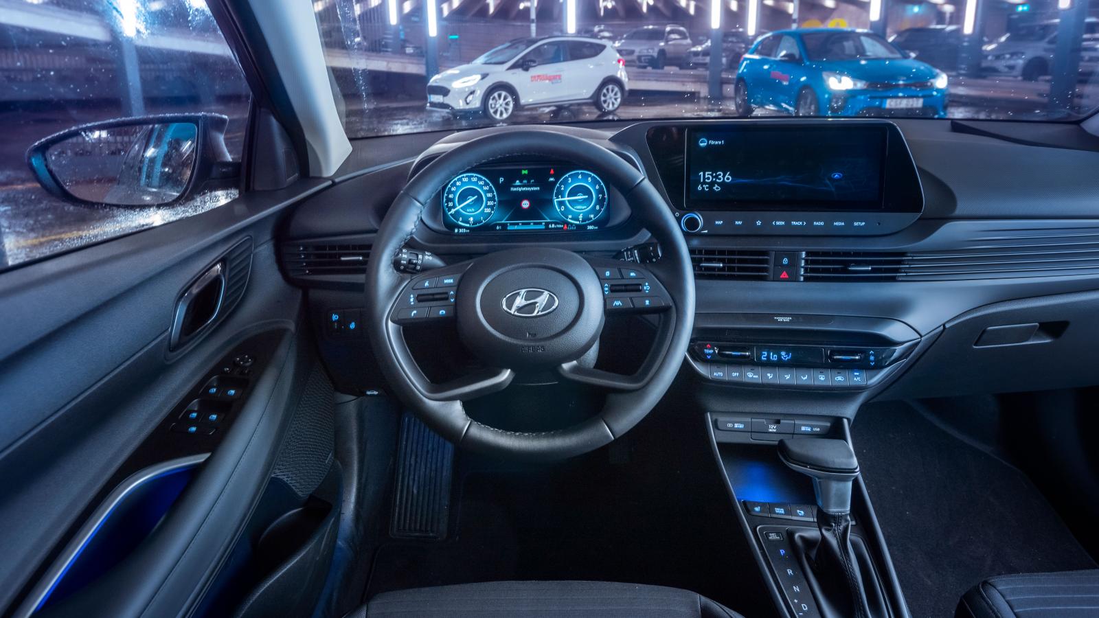 Hyundai: Modern form med drag från vätgasbilen Nexo. Dörrhandtagen och dörrfickorna har ljusblå LED-belysning. Påminner inte ratten om den i Audi A6?