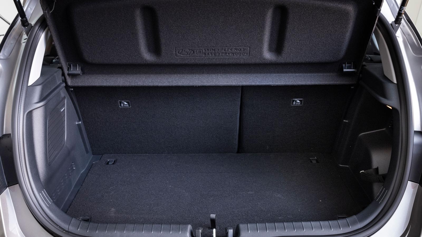 Hyundai: Hatthyllan har ett spår strax bakom baksätesryggen och behöver inte lämnas utanför bilen om man lastar något som kräver höjd. Det dubbla lastgolvets krokar är anpassade för ett förvaringsnät, inte för att säkra tyngre last. Ingen tröskel vid fällt baksäte (60/40). Djup och repkänslig stötfångare.