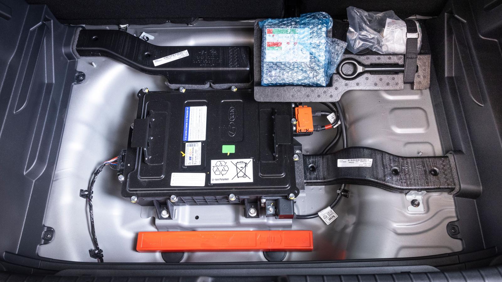 Ordning och reda i Hyundai. Litiumjonbatteriet till 48-volts systemet är luftkylt, värmen från batteriet går ut i kupén. I låga hastigheter kan kylfläktens brus höras i baksätet. Kias installation är identisk, Ford gömmer 48-voltsbatteriet under passagerarstolen.