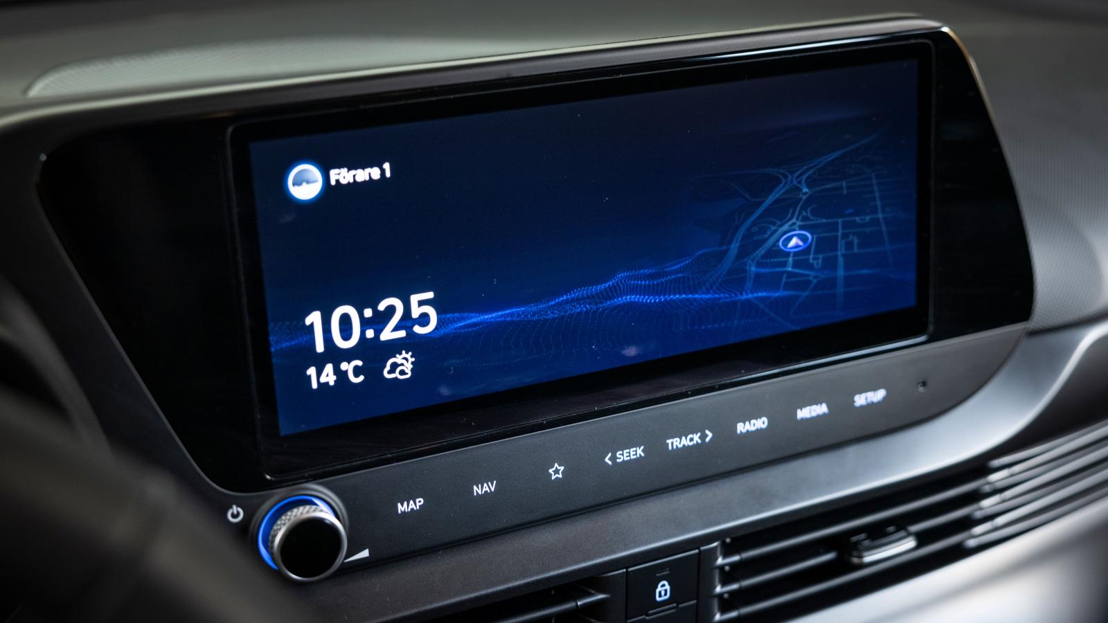 Hyundai: Elegant grafik. Körprofil, tid, yttertemperatur och rådande väder. Flerdygnsprognos finns. Touch-knappar i nederkant, den matta ytan lär med tiden bli blanksliten. Omfattande menysystem.