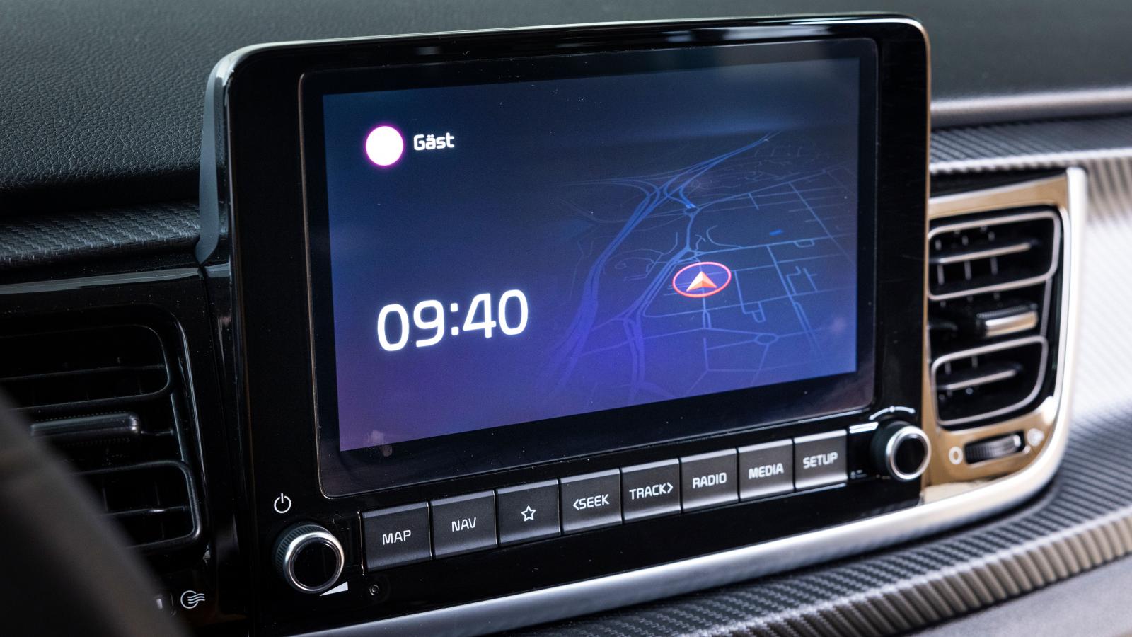Kia: Identiskt mediasystem med i20, men mindre skärmyta. De fysiska knapparna och klassisk ratt för radiofrekvens uppskattas. Likt Hyundai kan skärmen släckas men blir inte helt svart som i Fiesta.