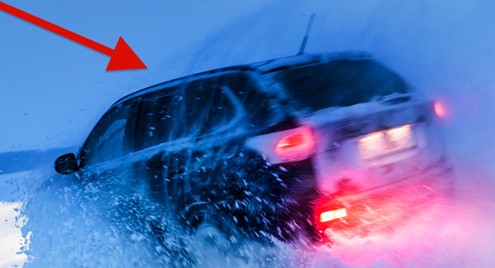 Att åka runt med snö på taket kan ge böter. En ännu värre miss är att bara skrapa upp ett litet titthål i vindrutan. Det klassas som vårdslöshet i trafik och kan kosta dig körkortet.