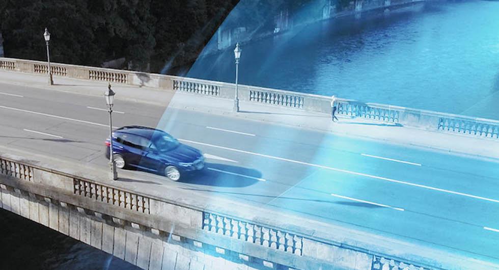 BMW har en ny finess som stänger av förbränningsmotorn och går över till eldrift automatiskt när bilen närmar sig en miljözon. Nu vill Volvo utvärdera samma teknik.