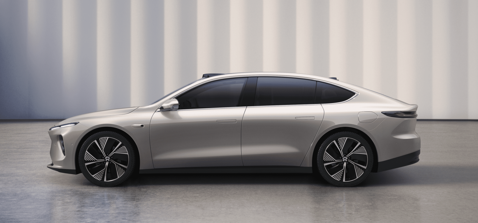 Modellen mäter 5,10 meter på längden vilket gör den 10–15 centimeter längre än Porsche Taycan, Tesla Model S och Lucid Air.