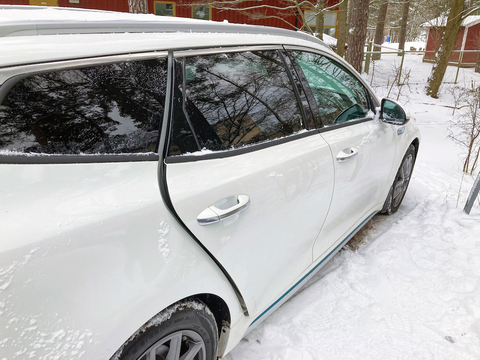 Fryst låsmekanism? Nej. Dörren på Optima slokar av annan anledning. Sannolikt har gångjärnen satt sig. När dörren stängdes mer våldsamt ”självreparerade” den sig. Skruvarna har sedan dess efterdragits.
