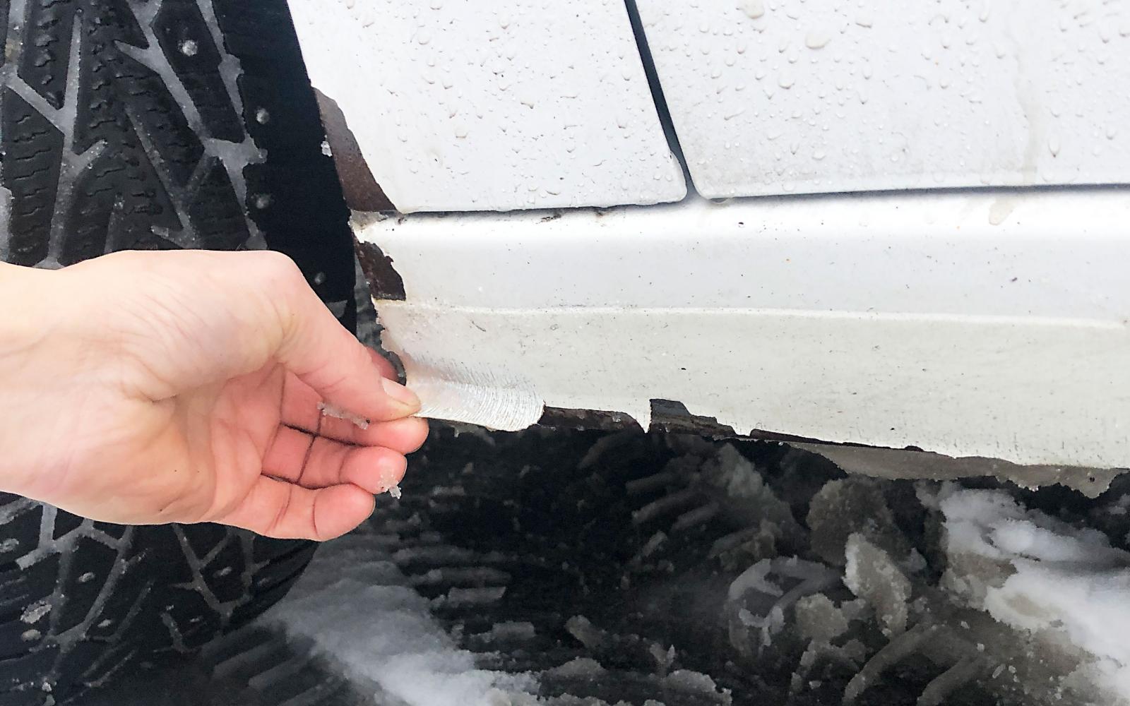 Enligt Citroën beror lackskadorna på att stänkskydd saknas.