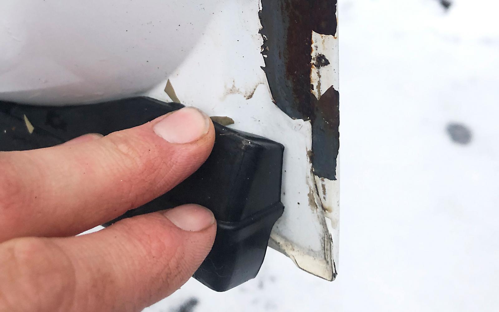 Otillräcklig tätning längs dörrarnas insida.
