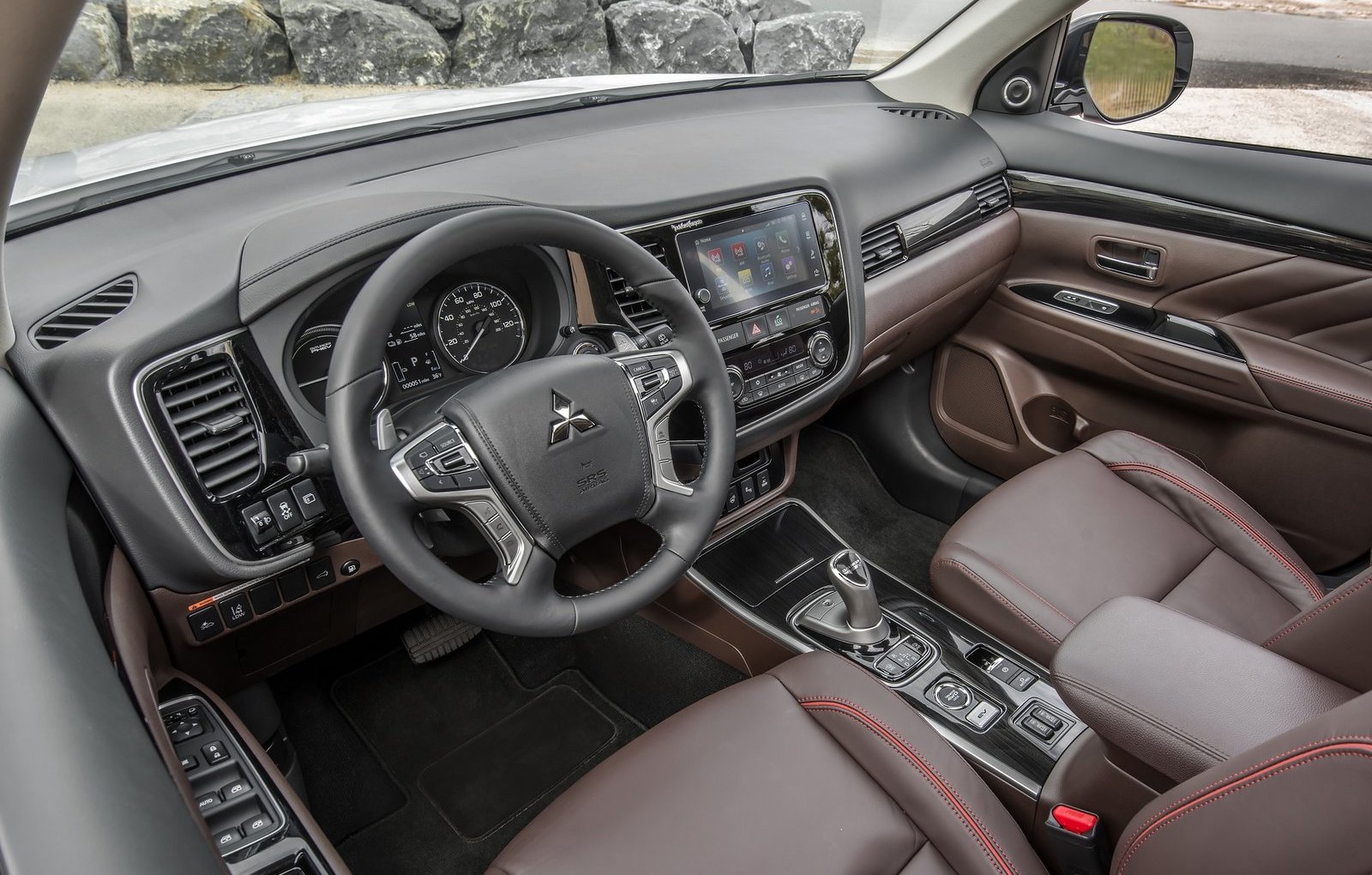 Kombinationen laddhybrid, suv, dragkrok och fyrhjulsdrift har fått många att slå till på en Outlander PHEV. Men designen och förarmiljön är gammalmodig.