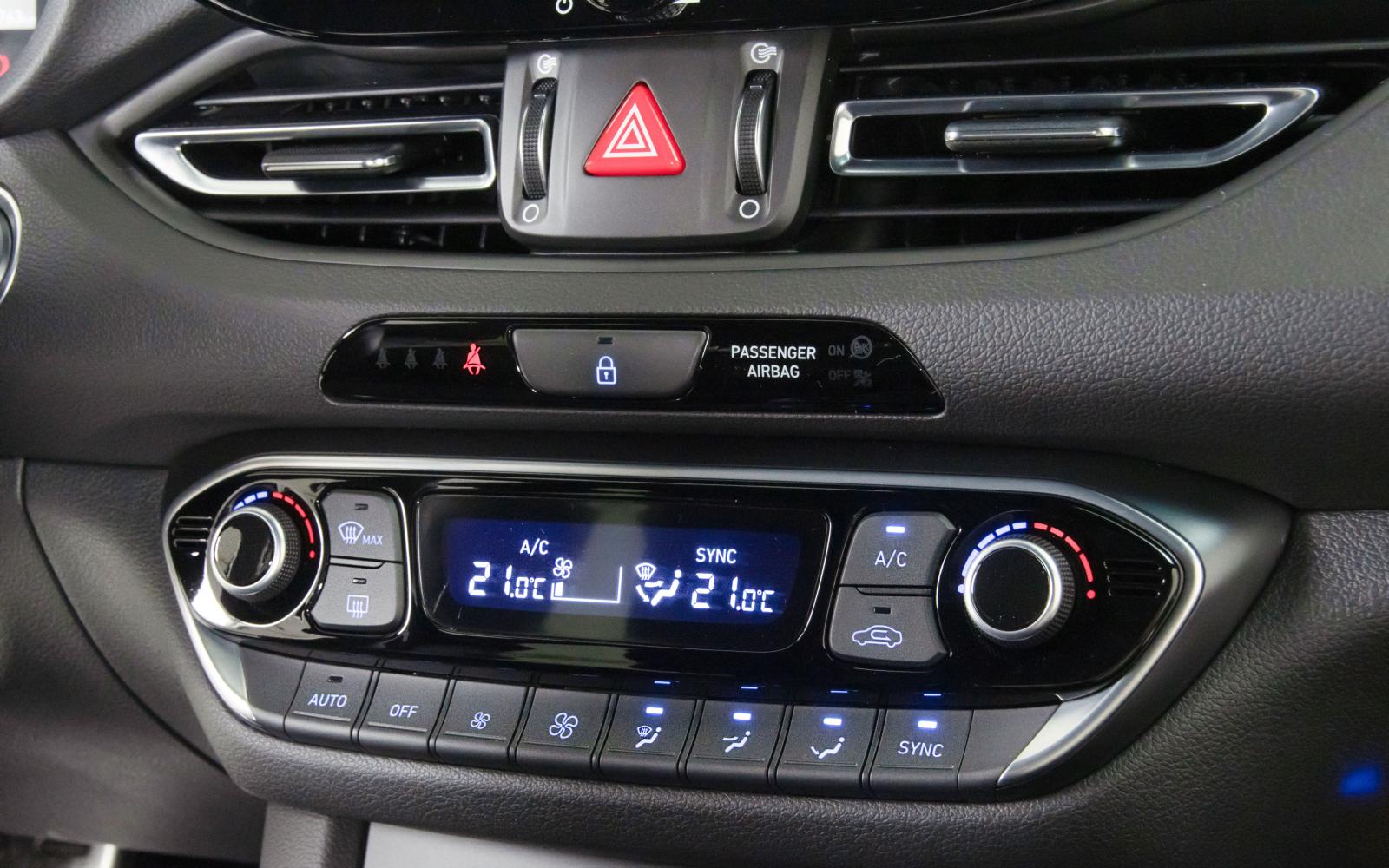 Att i30 är äldst märks på klimatanläggningen med tydliga knappar, en för varje funktion. Jämfört med pekskärmslösningen i Golf/Leon känns det enkla handhavandet lyxigt och påkostat.