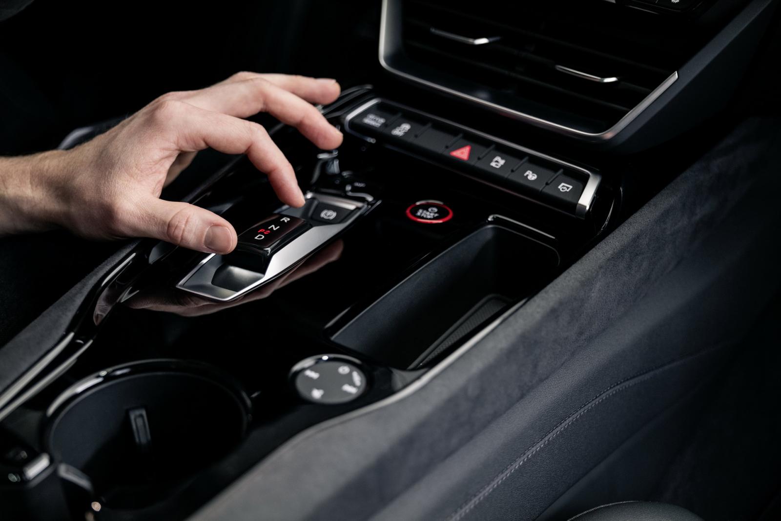 ”Interiören i Audi e-tron GT är befriande gammalmodig”