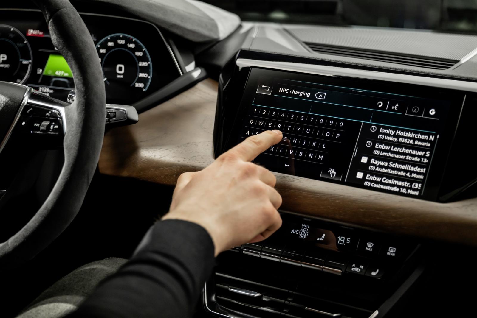 ”Interiören i Audi e-tron GT är befriande gammalmodig”