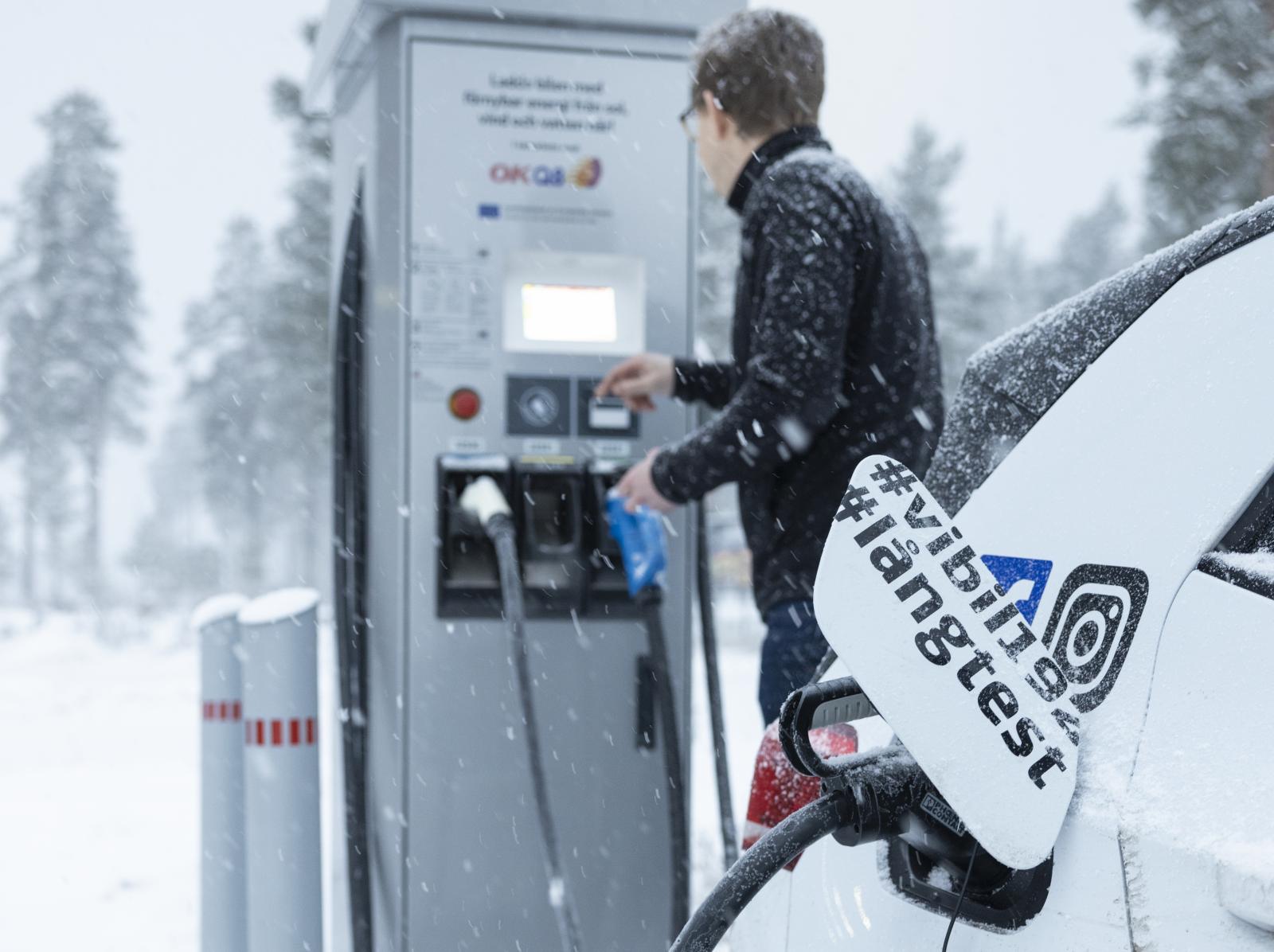Laddstopp i vinterkyla kräver sina kläder. Ibland tar det tid att få igång strömmen.