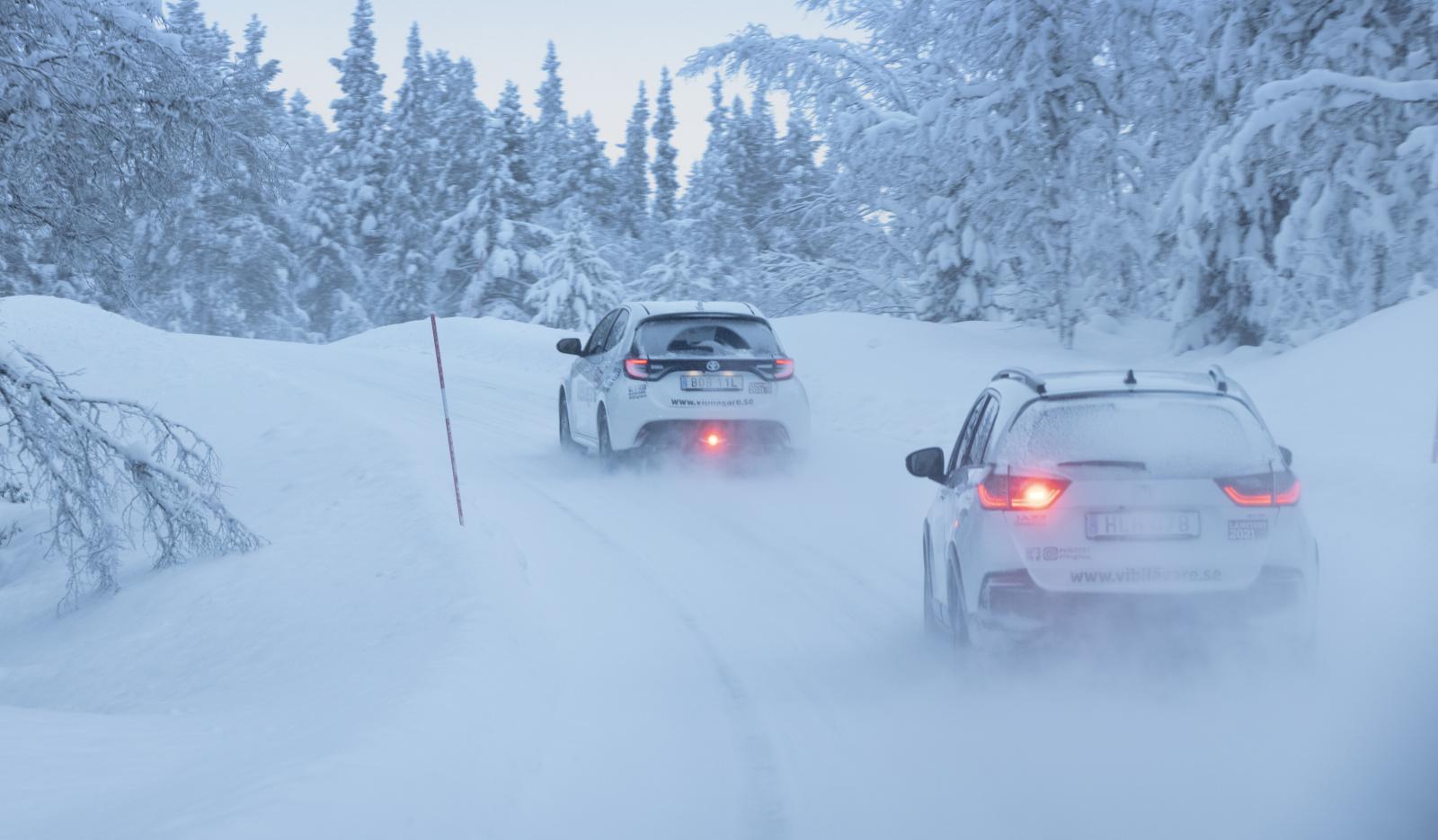Yaris och Jazz leker likt två glada hundvalpar i snöyran. De japanska småbilarna har de bästa köregenskaperna i halkan. Yaris låga dimljus gror dock igen snabbt.